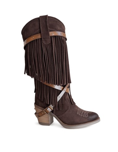 Bota de mujer de piel , alta con flecos y correas de cuero.