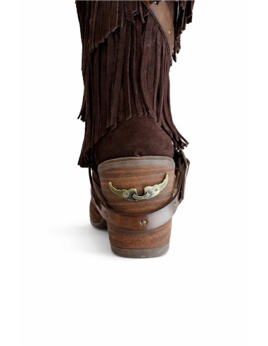 Bota de mujer de piel , alta con flecos y correas de cuero.