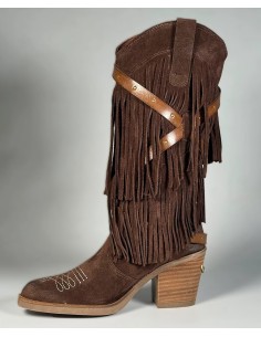 Bota de mujer de piel , alta con flecos y correas de cuero. 2