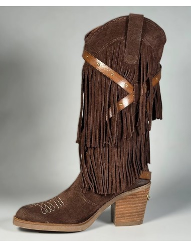Bota de mujer de piel , alta con flecos y correas de cuero.