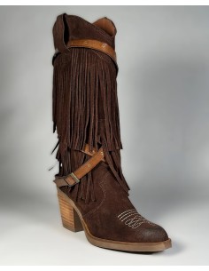 Bota de mujer de piel , alta con flecos y correas de cuero.