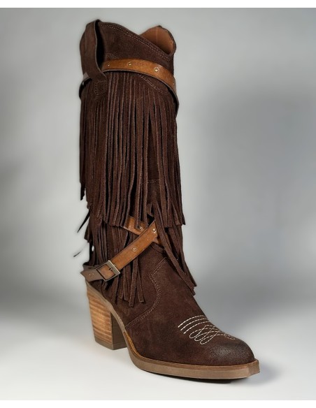 Bota de mujer de piel , alta con flecos y correas de cuero.